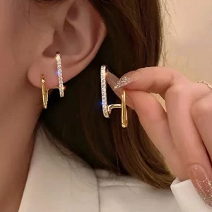 Brinco com decoração de strass - Dourado